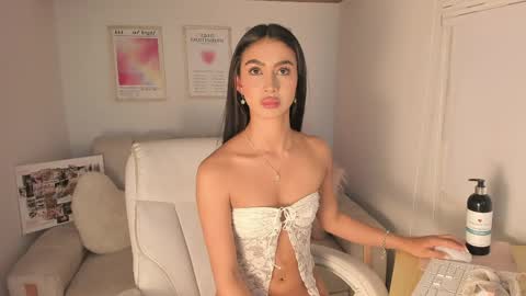 Snapshot of maddy_bronw chatting on April 17, 12:35 am Maddy online show from April 17, 12:35 am