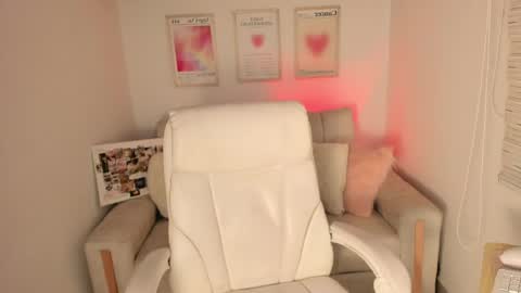 Snapshot of maddy_bronw chatting on April 21, 1:42 am Maddy online show from April 21, 1:42 am