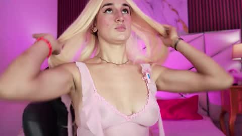 Snapshot of madeline_sweet_ chatting on February 27, 5:07 am Madeline online show from February 27, 5:07 am