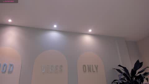 Maddi Collins online show from April 2, 7:55 pm