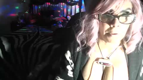 Snapshot of madisonjayde77 chatting on December 4, 6:11 am MadisonJayde online show from December 4, 6:11 am