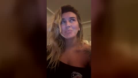 Snapshot of madisonlubbe2 chatting on April 4, 4:33 am madisonlubbe2 online show from April 4, 4:33 am