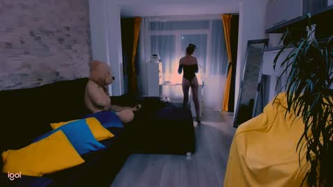 Snapshot of madyeroberts chatting on December 6, 3:41 am Madye Roberts online show from December 6, 3:41 am