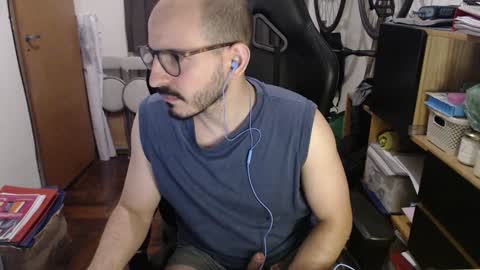 Snapshot of madziula chatting on December 4, 3:48 am Peter online show from December 4, 3:48 am