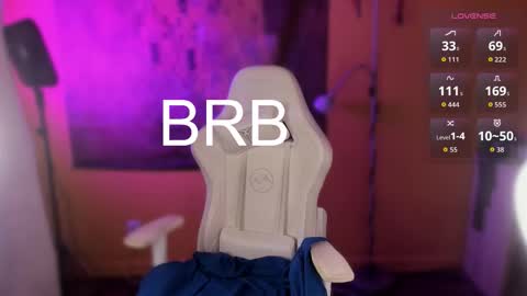 Snapshot of maevee chatting on December 17, 9:26 am Maevee online show from December 17, 9:26 am