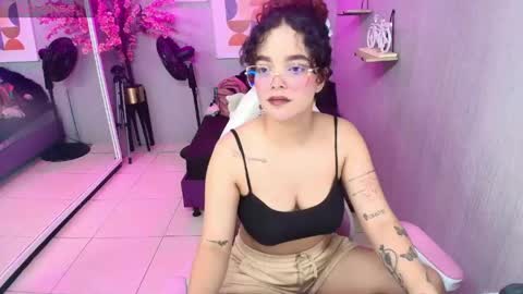 Snapshot of maggy_t18 chatting on May 8, 3:56 am Maggy online show from May 8, 3:56 am