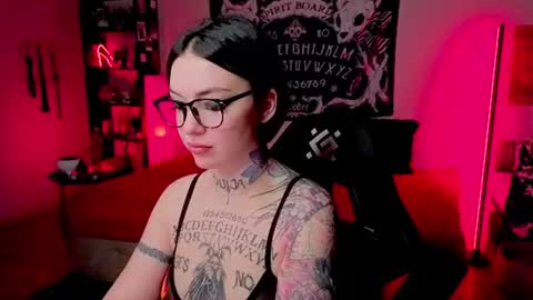 Snapshot of magic_alie chatting on June 24, 9:03 pm Magic Allie online show from June 24, 9:03 pm