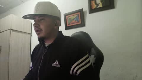 Snapshot of magic_milk23 chatting on October 10, 5:28 am magic_milk23 online show from October 10, 5:28 am