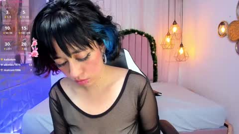 S  online show from December 7, 8:05 pm