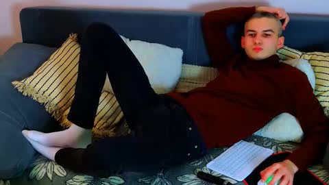 Snapshot of magic_storms chatting on March 7, 2:52 am magic_storms online show from March 7, 2:52 am