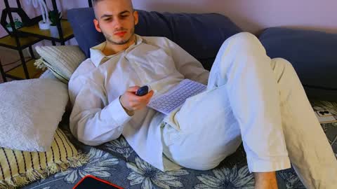 Snapshot of magic_storms chatting on March 29, 8:09 pm magic_storms online show from March 29, 8:09 pm