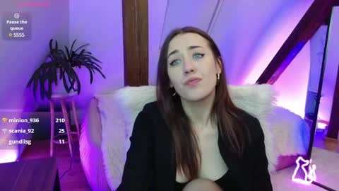 Zooey online show from December 28, 9:30 pm