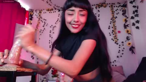 Snapshot of magicalbabyyy chatting on March 26, 4:12 pm Rose online show from March 26, 4:12 pm