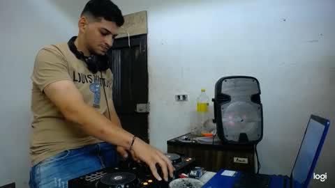 Snapshot of magico_9809 chatting on February 14, 12:18 am BRAYAN online show from February 14, 12:18 am