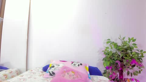 Snapshot of maia_goldenn chatting on January 5, 9:26 am maia online show from January 5, 9:26 am