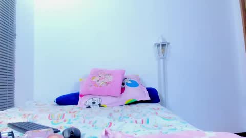 Snapshot of maia_goldenn chatting on February 27, 12:23 pm maia online show from February 27, 12:23 pm