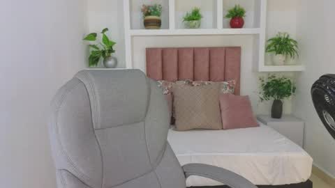 Maiaa Ruiz  online show from May 15, 1:07 pm