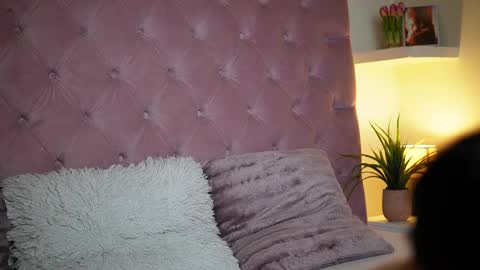 Snapshot of maiamini chatting on March 4, 9:32 pm Maia online show from March 4, 9:32 pm