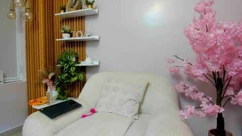 Snapshot of maiasweet_ chatting on March 28, 2:22 am MAIA online show from March 28, 2:22 am