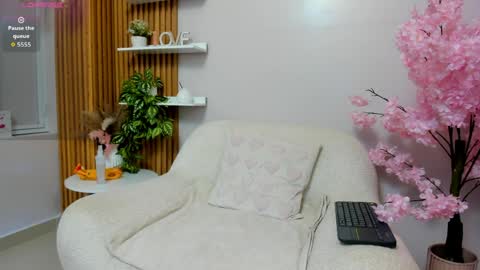 Snapshot of maiasweet_ chatting on March 29, 2:22 am MAIA online show from March 29, 2:22 am