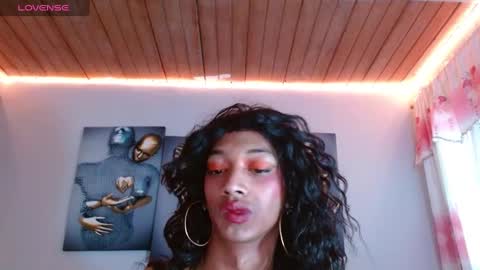 Snapshot of maidi_hot chatting on December 7, 4:14 pm Bella Maidi online show from December 7, 4:14 pm