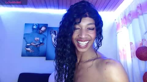 Snapshot of maidi_hot chatting on December 22, 4:38 pm Bella Maidi online show from December 22, 4:38 pm
