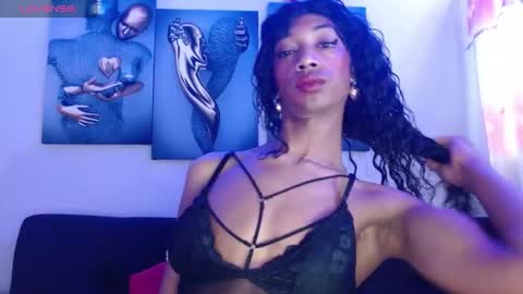 Snapshot of maidi_hot chatting on December 24, 2:22 pm Bella Maidi online show from December 24, 2:22 pm