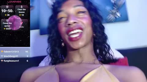 Snapshot of maidi_hot chatting on December 28, 1:28 pm Bella Maidi online show from December 28, 1:28 pm
