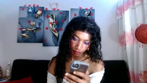 Snapshot of maidi_hot chatting on February 19, 1:50 pm Bella Maidi online show from February 19, 1:50 pm