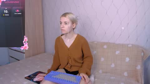 Snapshot of mailin_harrington chatting on October 14, 2:12 am Your kitty online show from October 14, 2:12 am