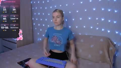 Snapshot of mailin_harrington chatting on October 19, 3:34 pm Your kitty online show from October 19, 3:34 pm