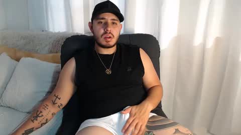 Snapshot of maison_xmed chatting on February 17, 2:24 pm maison_xmed online show from February 17, 2:24 pm