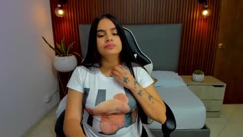 Snapshot of maite_saens_ chatting on December 27, 12:45 pm maite saens online show from December 27, 12:45 pm
