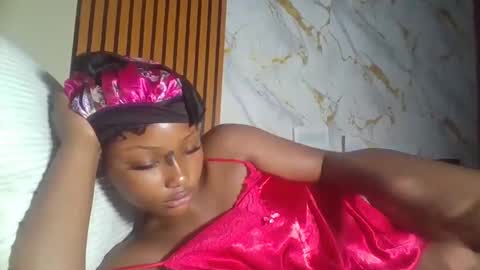 Snapshot of makiesexxytrimmy chatting on March 12, 2:07 am Eva online show from March 12, 2:07 am