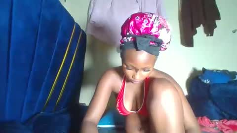 Snapshot of makiesexxytrimmy chatting on March 22, 1:31 am Eva online show from March 22, 1:31 am