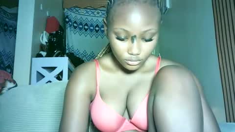 Snapshot of makiesexxytrimmy chatting on April 10, 8:13 pm Eva online show from April 10, 8:13 pm