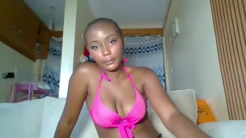 Snapshot of makiesexxytrimmy chatting on April 15, 1:18 pm Eva online show from April 15, 1:18 pm