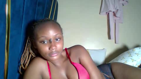 Snapshot of makiesexxytrimmy chatting on April 28, 2:27 am Eva online show from April 28, 2:27 am