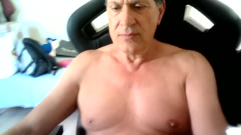 Snapshot of makis8989 chatting on June 2, 6:04 am makis8989 online show from June 2, 6:04 am