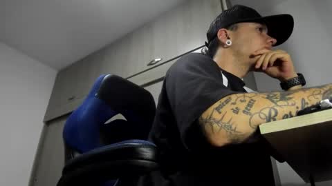 Snapshot of male_pussy chatting on October 30, 3:52 am ADAM online show from October 30, 3:52 am