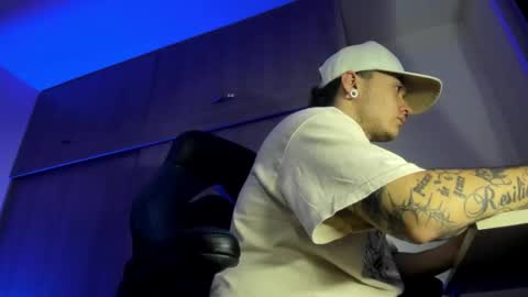 Snapshot of male_pussy chatting on November 3, 1:51 am ADAM online show from November 3, 1:51 am