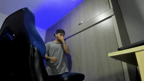 Snapshot of male_pussy chatting on November 5, 2:44 am ADAM online show from November 5, 2:44 am