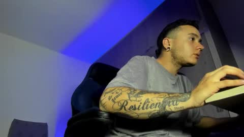 Snapshot of male_pussy chatting on November 25, 4:01 am ADAM online show from November 25, 4:01 am