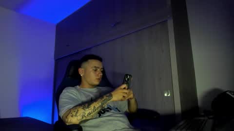 Snapshot of male_pussy chatting on December 4, 1:48 am ADAM online show from December 4, 1:48 am