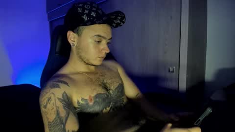 Snapshot of male_pussy chatting on January 16, 5:11 am ADAM online show from January 16, 5:11 am