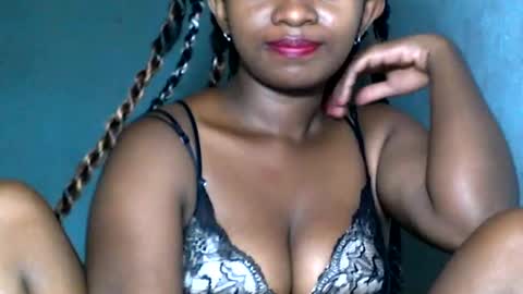 malinah01 online show from December 8, 5:11 pm