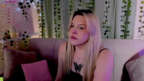 Snapshot of malisha_kiss chatting on April 1, 11:33 am Masha online show from April 1, 11:33 am