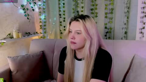 Snapshot of malisha_kiss chatting on April 4, 11:08 am Masha online show from April 4, 11:08 am