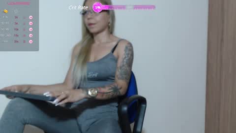 Snapshot of malory_golosa chatting on December 2, 1:14 am Malory online show from December 2, 1:14 am