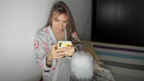 instagram  nueela   online show from December 16, 11:18 pm